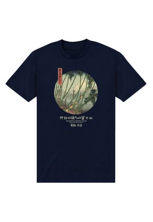Maglietta blu navy con stampa circolare di canne di bambù e Monte Fuji sullo sfondo, con testo giapponese e titolo in inglese sotto.