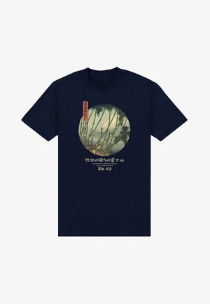 Maglietta blu navy con stampa circolare di canne di bambù e Monte Fuji sullo sfondo, con testo giapponese e titolo in inglese sotto.