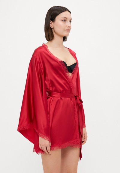 Robe di raso rosso con bordo in pizzo, maniche a kimono e vita legata. Tessuto liscio con una vestibilità comoda, caratterizzata da un profondo scollo a V.