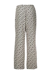 Pantaloni a gamba larga realizzati in un tessuto leggero con un motivo geometrico in bianco e nero, texture liscia e senza hardware visibile.