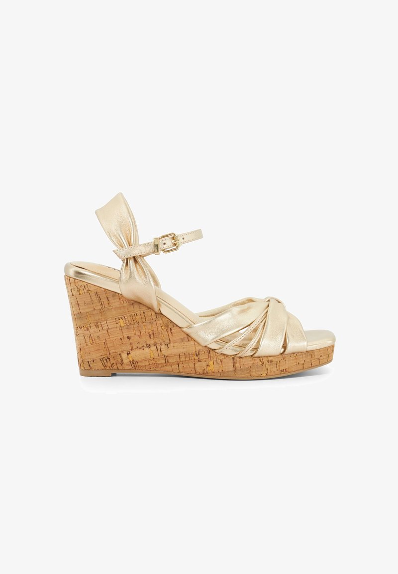 Gouden metallic wedge sandalen met een kurken basis, voorzien van een geknoopt voorste bandje en een verstelbaar enkelbandje met een gesp.