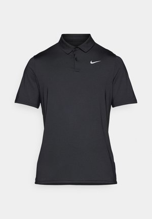 Polo negro de Nike fabricado con tejido suave, con cuello camisero, mangas cortas y un logo blanco en la parte superior izquierda.