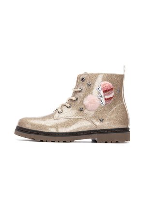 Botín de tobillo con brillo dorado que presenta una puntera redonda, diseño de cordones, decoración de pom-pom rosa, acentos bordados y una suela texturizada.