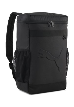 Sac à dos Puma rectangulaire noir avec bretelles rembourrées, poches latérales en mesh, compartiment supérieur zippé et logo Puma embossé sur le panneau avant.