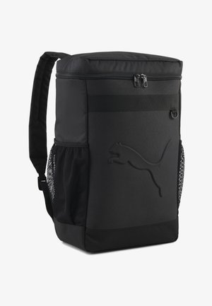 Czarny, prostokątny plecak Puma z wyściełanymi paskami, bocznymi siatkowanymi kieszeniami, zamykanym na zamek górnym schowkiem i wytłoczonym logo Puma na przednim panelu.