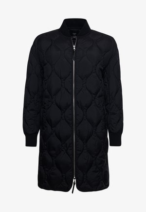 Sort quiltet bomberjakke med lynlås foran, ribstrikkede manchetter og en rundet krave. Har et tekstureret mønster af forhøjede sektioner.