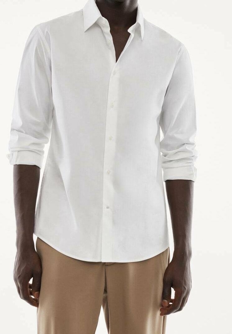 Witte lange mouwen blouse van gladde stof, met een klassieke kraag en een knoopsluiting aan de voorkant. Getailleerde pasvorm met opgerolde manchetten.