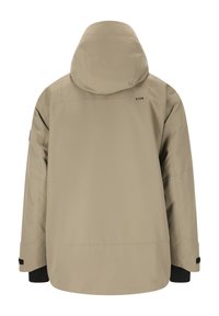 Beige waterdichte jas met een capuchon, met een gladde textuur, elastische manchetten en zwarte accenten op de mouwen. Achteraanzicht.