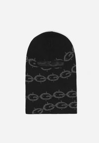 Balaclava negra de punto con patrón de logo gris horizontal, cuenta con aberturas para los ojos y una textura suave. Diseño sin costuras para un ajuste ceñido.