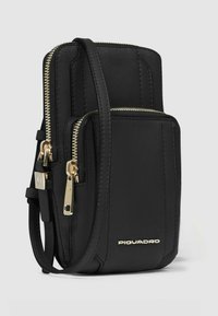 Borsa a tracolla in pelle nera con cerniere dorate, doppio scomparto e logo in rilievo sulla parte anteriore inferiore. Texture liscia, forma rettangolare.