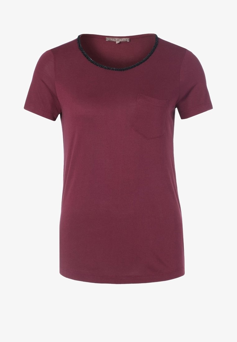 Mörkröd t-shirt med kort ärm och rund halsringning, prydd med en strukturerad svart kant och en liten bröstficka. Slät tygtextur.