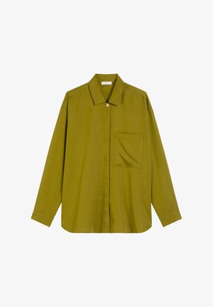 Olijfgroen overhemd met knopen met een klassieke kraag, lange mouwen, een borstzak en een gladde, lichte stof.