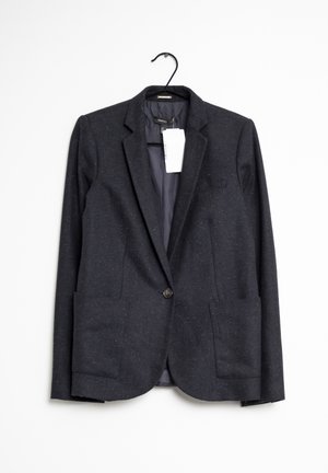 Donkergrijze blazer met één knoop, revers en voorzakken, hangend aan een zwarte hanger tegen een witte achtergrond.