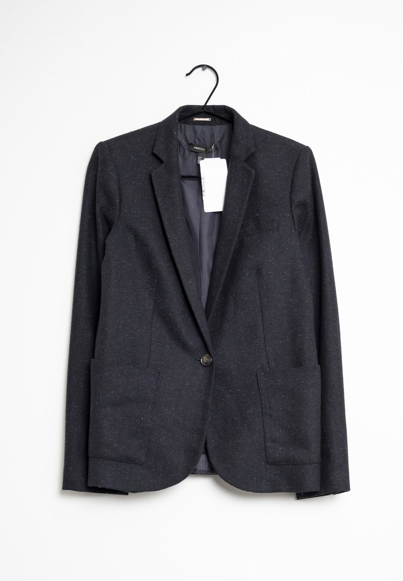 Blazer simple gris foncé à bouton unique avec revers et poches avant plaquées, suspendu à un cintre noir sur fond blanc.