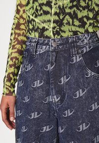Jaded London BAGGY FIT EMBOSSED LOGO - Τζιν χαλαρής εφαρμογής - blue