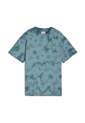 Camiseta de manga corta de Puma, con patrón tie-dye en tonos turquesa y más oscuros, material de algodón, cuello redondo, pequeño logo en el pecho.