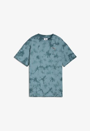 Camiseta de manga corta de Puma, con patrón tie-dye en tonos turquesa y más oscuros, material de algodón, cuello redondo, pequeño logo en el pecho.