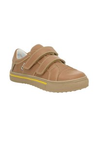 Baskets en cuir brun avec deux bandes Velcro, couture renforcée, semelle en caoutchouc beige et une bande d'accent jaune le long du bord de la semelle.