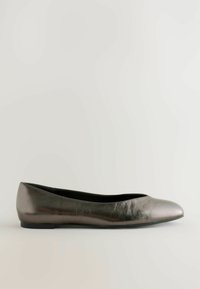 Metallisk grå ballet flade sko med rund tå, glat lædertekstur, lav profil og et minimalistisk design. Sort indre foring.