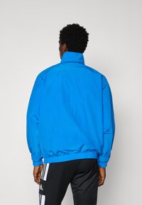 adidas Originals REAL MADRID ICON HALF ZIP JACKET - Klupska odjeća - bluebird/white