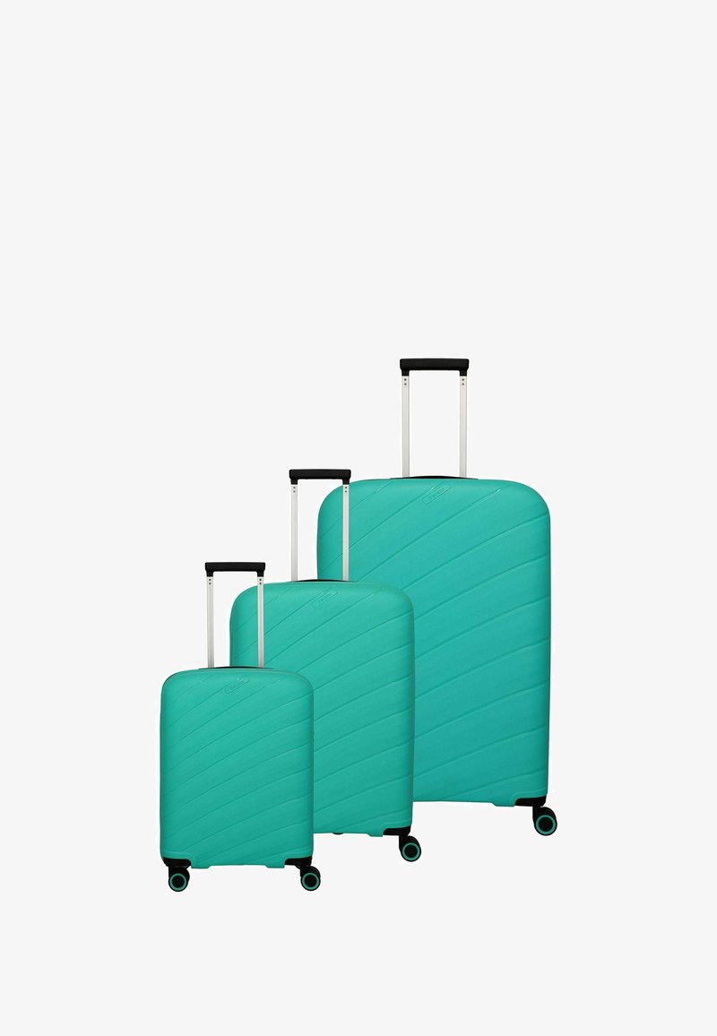 Tres maletas rígidas de color turquesa claro. Cada maleta tiene un diseño de rayas diagonales texturizadas y mangos negros extensibles.