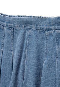 Tissu en denim bleu clair avec des plis, doté d'une taille froncée, d'une texture lisse et d'un motif tissé classique.