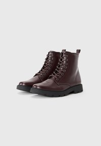 Botas de tobillo de cuero burdeos con acabado suave, puntera redonda, diseño de cordones de 6 ojales, suela de goma negra y una lengüeta trasera.
