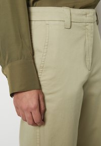 Marc O'Polo MODELL KALNI AUS BIO-STRETCH - Broek - steamed sage