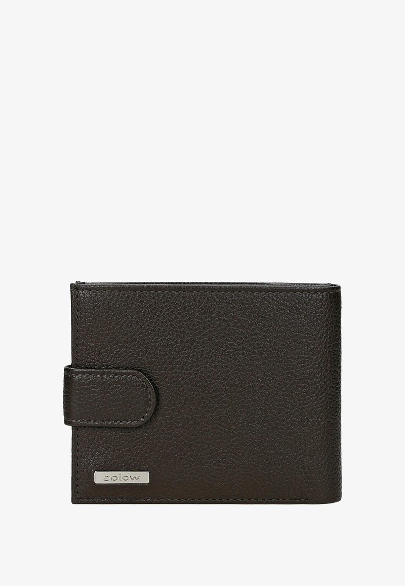 Brązowy skórzany portfel o teksturowanym wykończeniu, z zapięciem na zatrzask i małym metalowym logo jako akcentem. Prostokątny kształt z zaokrąglonymi krawędziami.