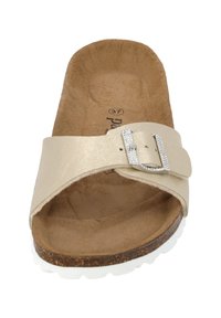 Beige halksandal med en bred rem, metallspänne, vadderad tan innersula och strukturerad sula. Storlek 37 markerad inuti.