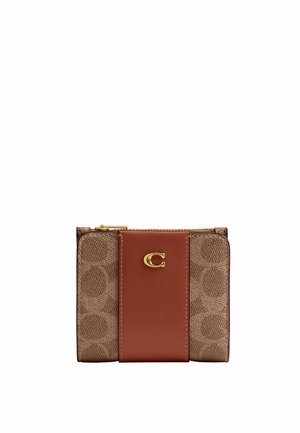 Petit portefeuille marron avec un motif texturé, une bande centrale lisse et un emblème doré en forme de "C" sur le compartiment avant zippé.