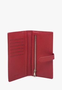 Rood leren portemonnee met een textuurafwerking, voorzien van kaartenhouders, een ritsvak en een zijklep voor sluiting.