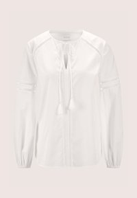 Weiße Bluse mit langen Ärmeln, Spitzenrand, vorn mit Quastenbindebändern und elastischen Bündchen an den Ärmeln, auf einem schlichten hellen Hintergrund präsentiert.