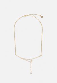 Guldkedja med en delikat kedja, som har en bågig stavaccent och en hängande design med klara kristaller för extra detalj.