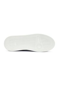 Semelle de chaussure en matériau en caoutchouc blanc texturé, présentant des motifs en chevrons et un accent circulaire près du talon pour une meilleure adhérence.