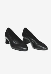 Décolleté in pelle nera con tacco a blocco e punta affusolata, caratterizzate da una texture liscia, un tacco quadrato basso e un design minimal.