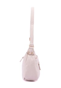 Borsa a mano in pelle grigia chiara con una sola tracolla regolabile, tasca laterale con zip e dettagli in metallo dorato. Texture morbida e forma rotonda.