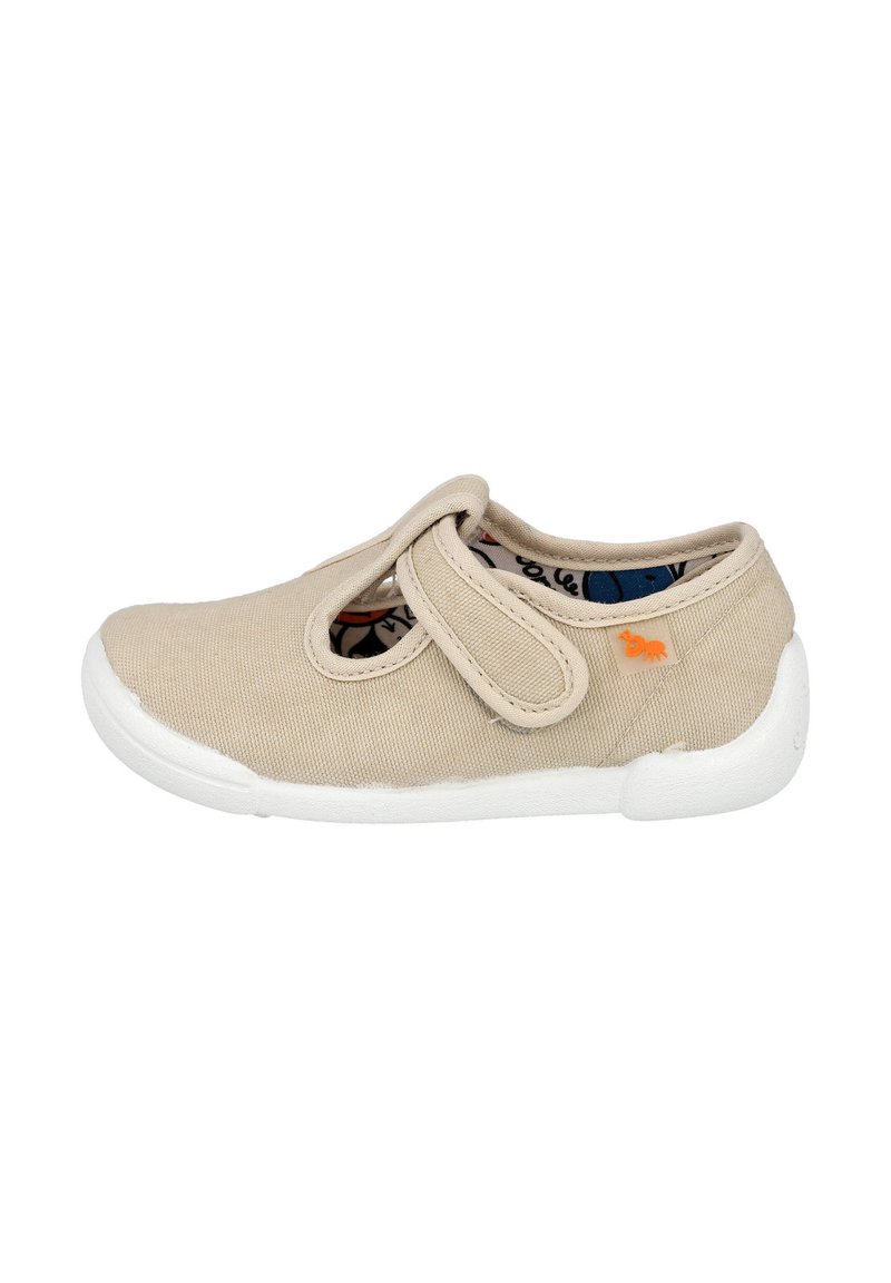 Zapato de lona beige con una tira de velcro, suela de goma blanca y un pequeño detalle de logo naranja en el costado.