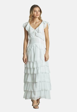 Weißes, geschichtetes Maxikleid mit Rüschenschläfen und tailliertem Oberteil. Hergestellt aus leichtem Stoff, mit sanften, fließenden Schichten.