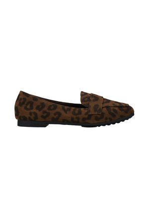 Zapatos planos de ante con estampado de leopardo y un pequeño tacón, que cuentan con una tira ancha en la parte superior y una superficie texturizada.