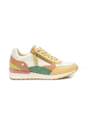 Zapatilla casual de caña baja con paneles de ante y cuero en beige, verde, rosa y amarillo, cierre con cordones en la parte delantera y cremallera lateral.