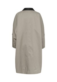 Béžový oversized kabát s černým límcem, s hladkou texturou a tříčtvrtečními rukávy, s jednoduchým designem bez ozdob.