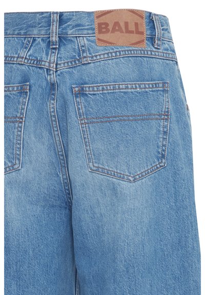 Jeans de denim azul claro con una textura ligeramente desvaída. Presenta dos bolsillos traseros y una etiqueta marrón marcada con "BALL" encima de la cinturilla.