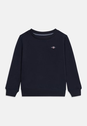 Μπλε ναυτικό φούτερ με λαιμόκοψη, μακριά μανίκια, ριπ μανσέτες και τελείωμα, και μικρό κεντημένο λογότυπο στο πάνω μέρος του στήθους.