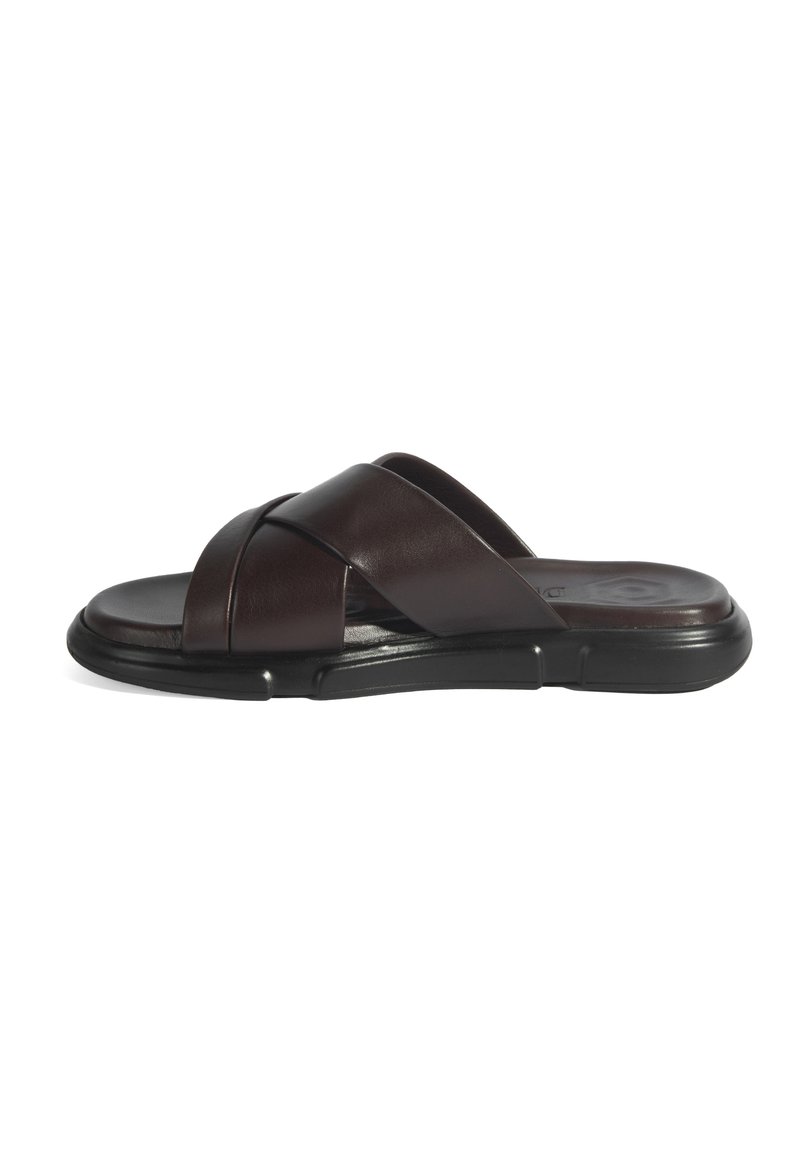 Bruine leren slide sandaal met gekruiste banden, een gladde oppervlakte, rubberen zool en een minimalistisch ontwerp. Geschikt voor casual draag.