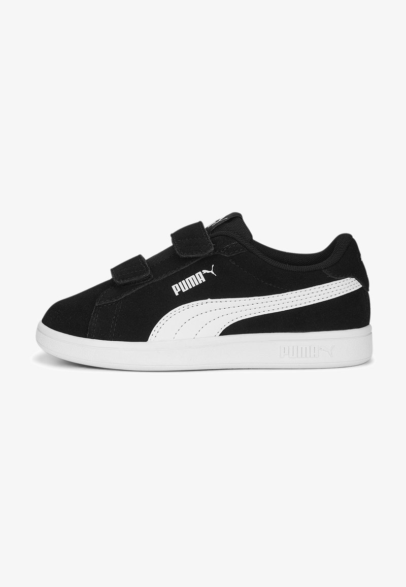 Sneaker en suède noir avec des accents blancs, des bandes Velcro et une semelle en caoutchouc, avec un logo Puma sur le côté et la languette.