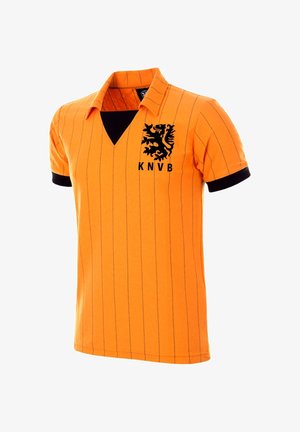 Oranje sportshirt met korte mouwen met zwarte spijkerstrepen, een zwarte kraaginzet, zwarte mouwboorden en een zwart leeuwenembleem met de tekst "KNVB".