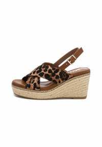 Sandalias de cuña con estampado de leopardo, tira de imitación de cuero marrón y plataforma tejida al estilo espadrille. Hebilla ajustable en el tobillo.