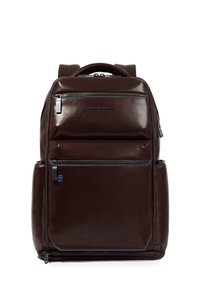 Zaino in pelle marrone con una texture liscia, molteplici tasche con cerniera e dettagli blu. Dotato di spallacci regolabili e manico superiore.