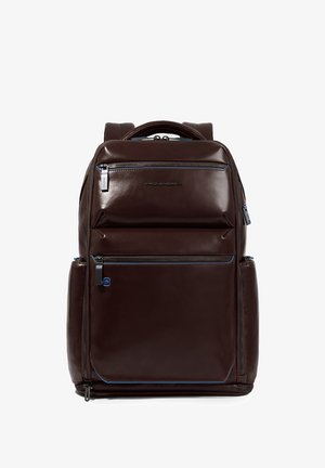 Zaino in pelle marrone con una texture liscia, molteplici tasche con cerniera e dettagli blu. Dotato di spallacci regolabili e manico superiore.